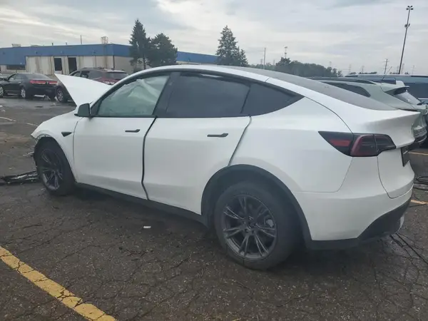 7SAYGDEE4SF243943 2025 TESLA MODEL Y - Image 2