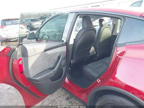 7SAYGDEE4TF354381 2026 TESLA MODEL Y - Image 8