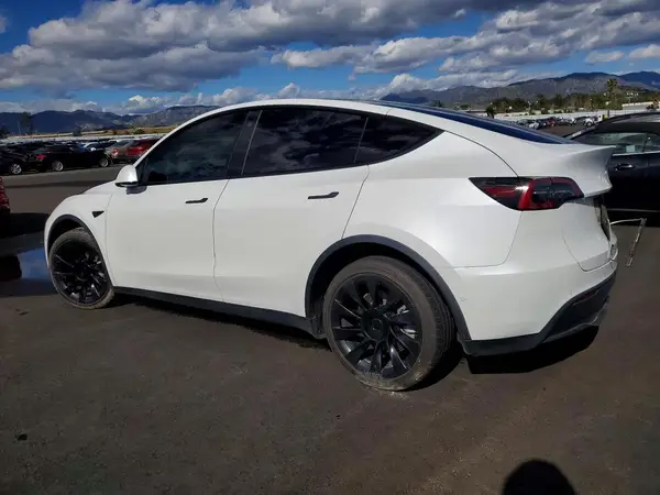 7SAYGDEE5NF318590 2022 TESLA MODEL Y - Image 2