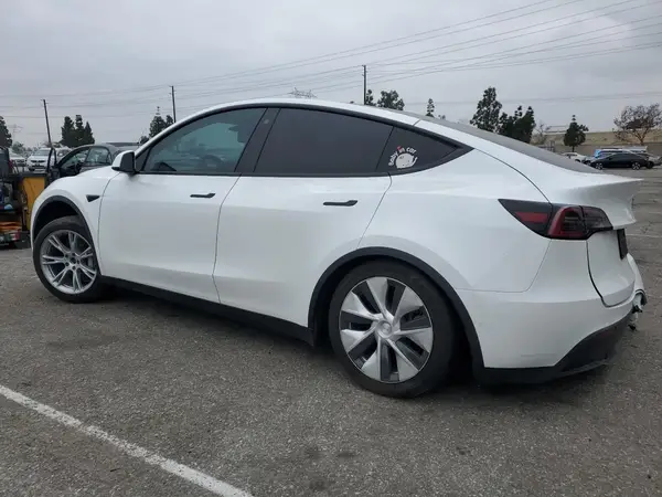 7SAYGDEE5NF352075 2022 TESLA MODEL Y - Image 2