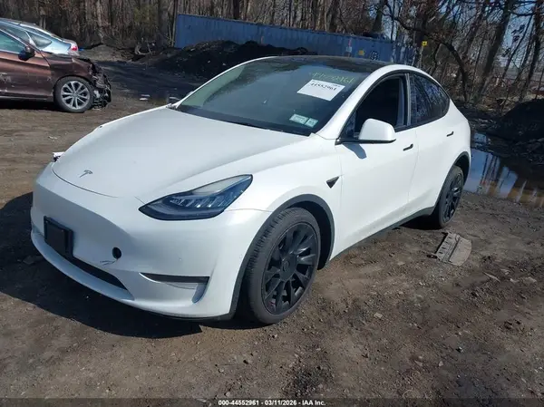 7SAYGDEE5NF385805 2022 TESLA MODEL Y - Image 2
