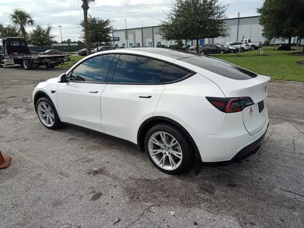7SAYGDEE5NF394553 2022 TESLA MODEL Y - Image 2