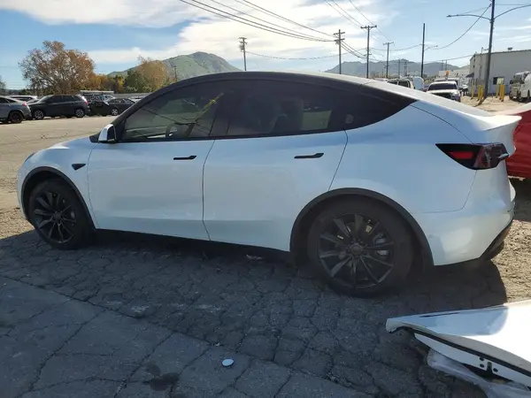 7SAYGDEE5NF411447 2022 TESLA MODEL Y - Image 2