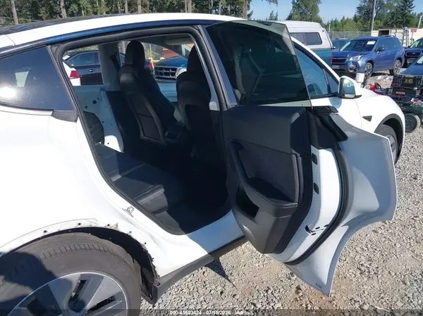 7SAYGDEE5NF428622 2022 TESLA MODEL Y - Image 8