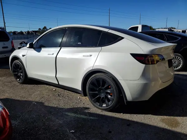 7SAYGDEE5NF439636 2022 TESLA MODEL Y - Image 2