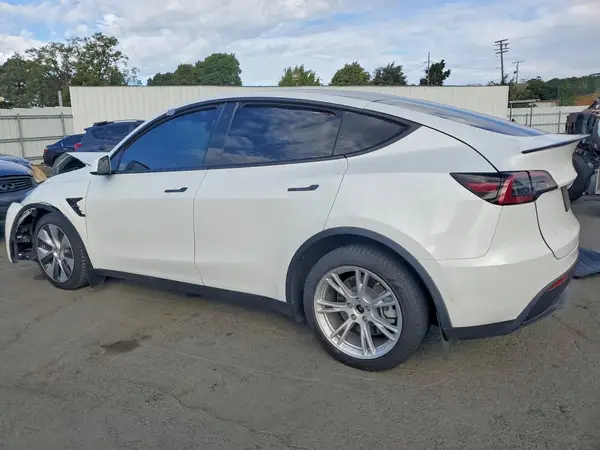 7SAYGDEE5NF510026 2022 TESLA MODEL Y - Image 2