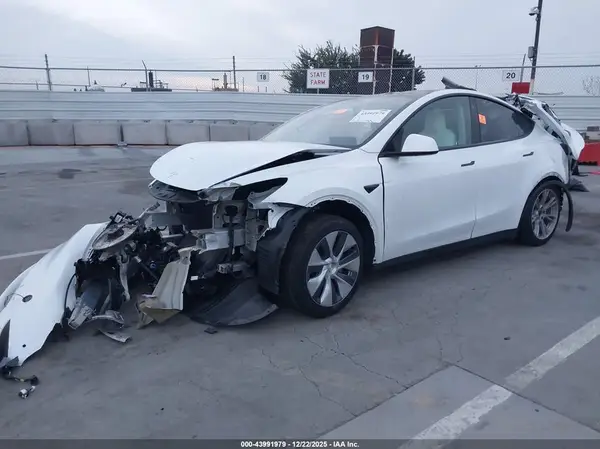 7SAYGDEE5NF552504 2022 TESLA MODEL Y - Image 2