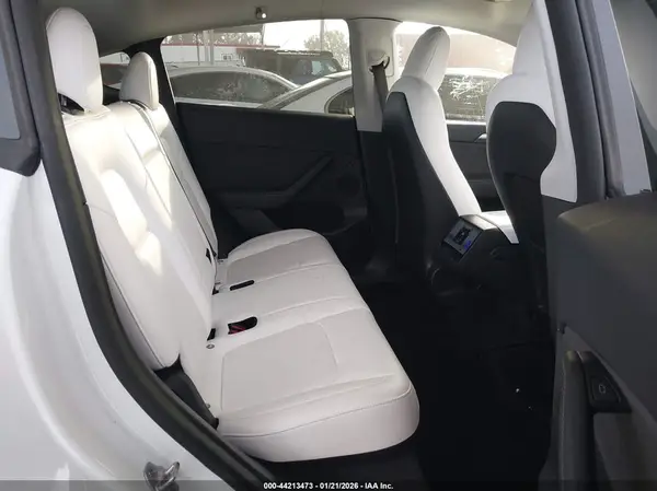 7SAYGDEE5NF556083 2022 TESLA MODEL Y - Image 8