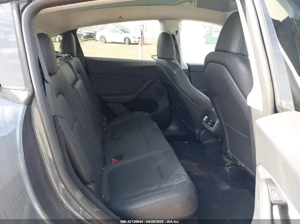 7SAYGDEE5PA200040 2023 TESLA MODEL Y - Image 8