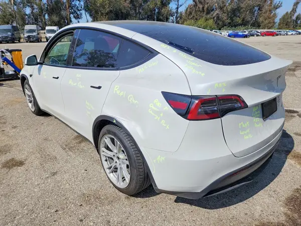 7SAYGDEE5PF588566 2023 TESLA MODEL Y - Image 2