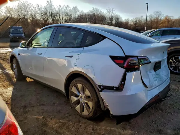 7SAYGDEE5PF634977 2023 TESLA MODEL Y - Image 2