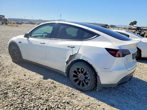 7SAYGDEE5PF752589 2023 TESLA MODEL Y - Image 2