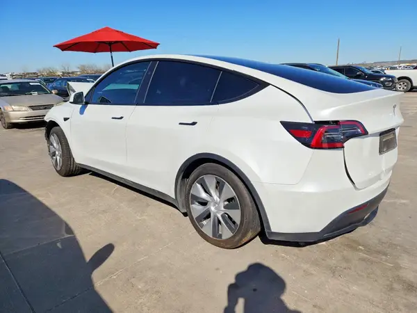 7SAYGDEE5PF810958 2023 TESLA MODEL Y - Image 2