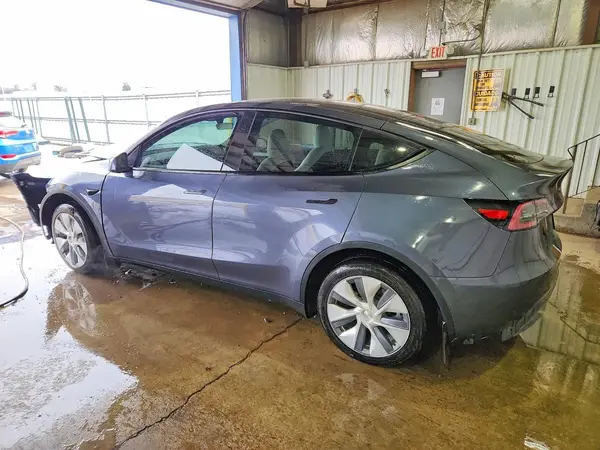 7SAYGDEE5PF853745 2023 TESLA MODEL Y - Image 2
