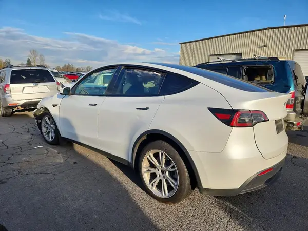7SAYGDEE5PF854863 2023 TESLA MODEL Y - Image 2