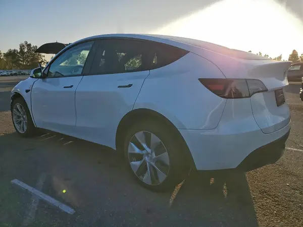 7SAYGDEE5RA258023 2024 TESLA MODEL Y - Image 2