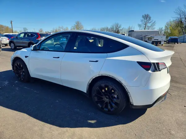 7SAYGDEE5RF002287 2024 TESLA MODEL Y - Image 2