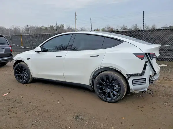 7SAYGDEE5RF037721 2024 TESLA MODEL Y - Image 2