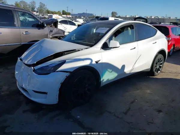 7SAYGDEE5RF067818 2024 TESLA MODEL Y - Image 2