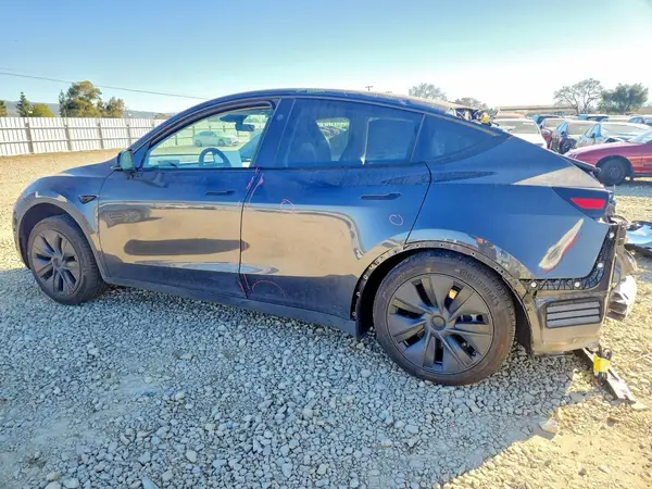 7SAYGDEE5RF118587 2024 TESLA MODEL Y - Image 2