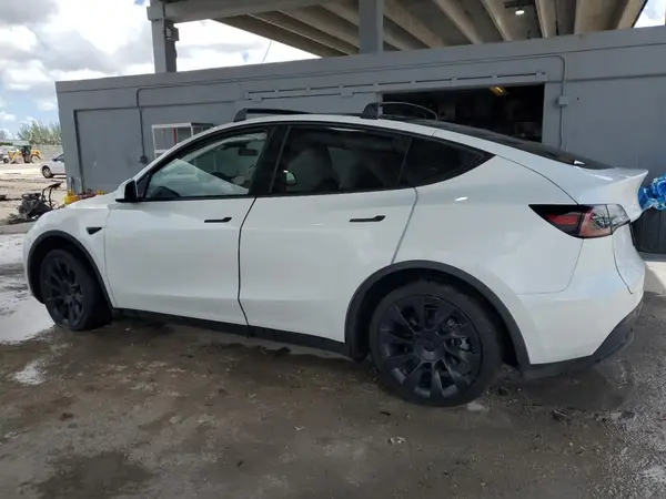 7SAYGDEE5RF157017 2024 TESLA MODEL Y - Image 2