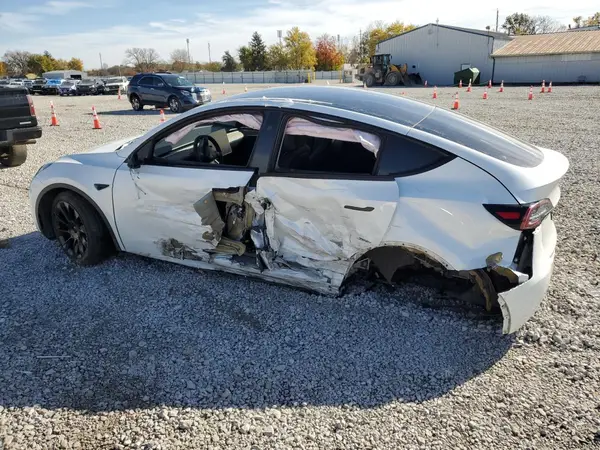 7SAYGDEE5RF200643 2024 TESLA MODEL Y - Image 2