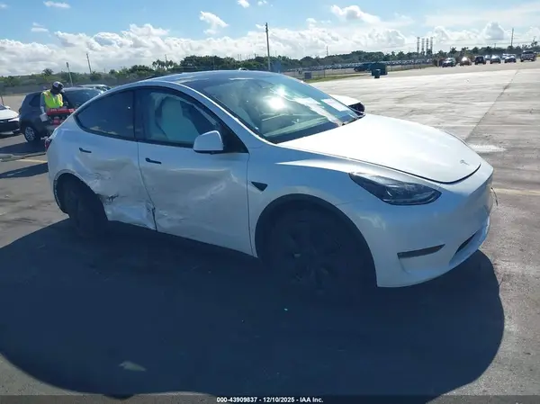 7SAYGDEE5SA338332 2025 TESLA MODEL Y - Image 1