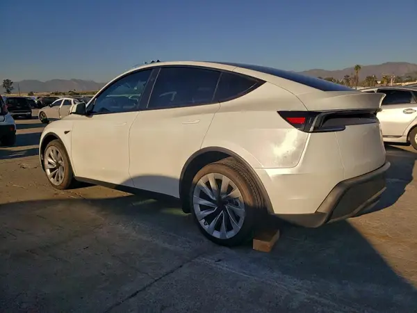 7SAYGDEE5TF453629 2026 TESLA MODEL Y - Image 2