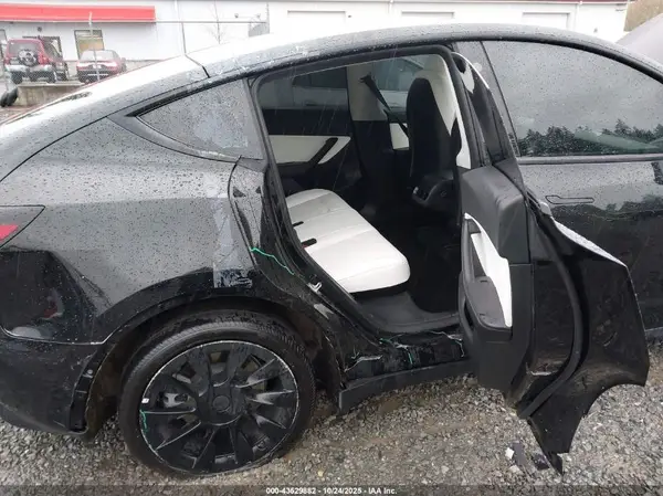 7SAYGDEE6NF340050 2022 TESLA MODEL Y - Image 8