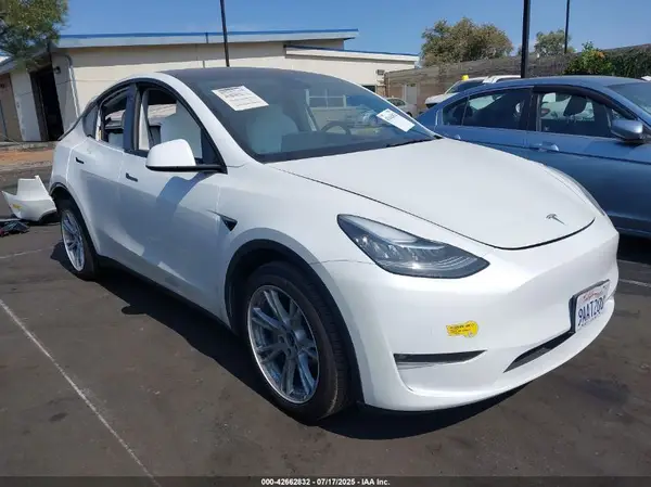 7SAYGDEE6NF345975 2022 TESLA MODEL Y - Image 1