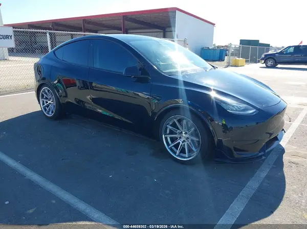 7SAYGDEE6NF376675 2022 TESLA MODEL Y - Image 1