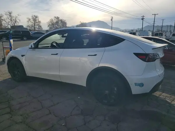 7SAYGDEE6NF396165 2022 TESLA MODEL Y - Image 2