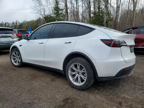 7SAYGDEE6NF428502 2022 TESLA MODEL Y - Image 2