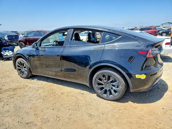 7SAYGDEE6NF428581 2022 TESLA MODEL Y - Image 2