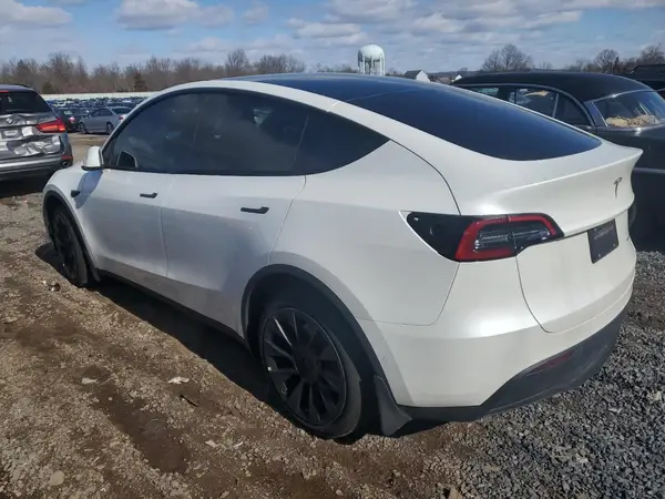 7SAYGDEE6NF454386 2022 TESLA MODEL Y - Image 2