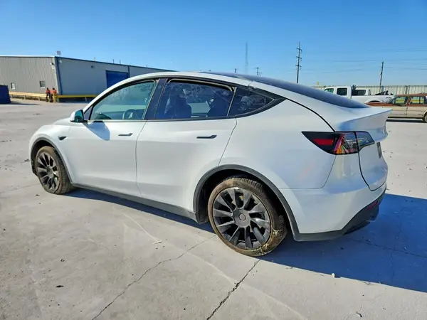 7SAYGDEE6PA033493 2023 TESLA MODEL Y - Image 2