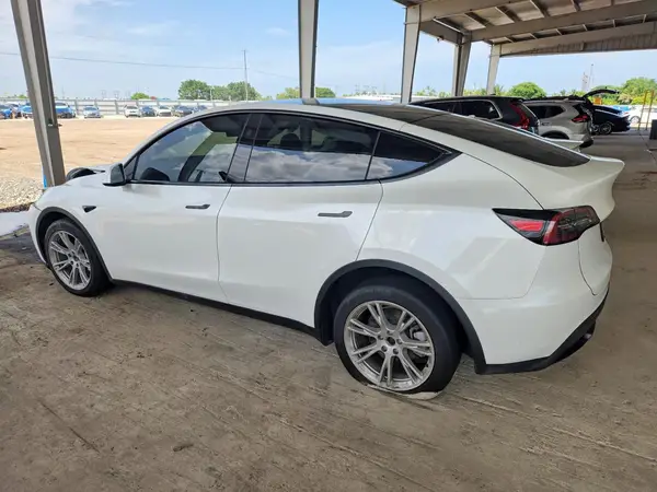7SAYGDEE6PA138521 2023 TESLA MODEL Y - Image 2