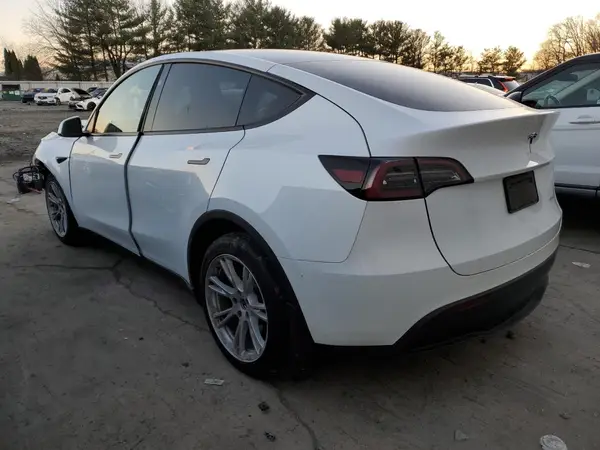 7SAYGDEE6PF799579 2023 TESLA MODEL Y - Image 2