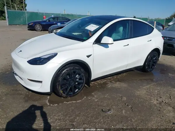 7SAYGDEE6PF830331 2023 TESLA MODEL Y - Image 2