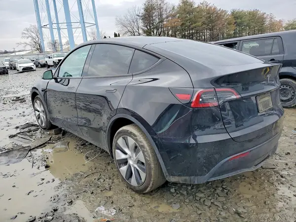 7SAYGDEE6PF886799 2023 TESLA MODEL Y - Image 2