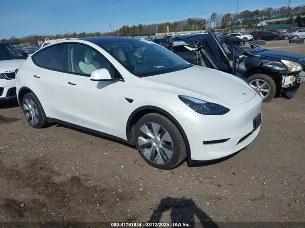 7SAYGDEE6PF912074 2023 TESLA MODEL Y - Image 1