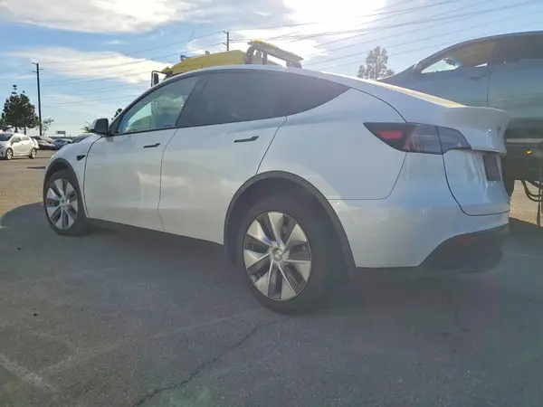 7SAYGDEE6RF073773 2024 TESLA MODEL Y - Image 2