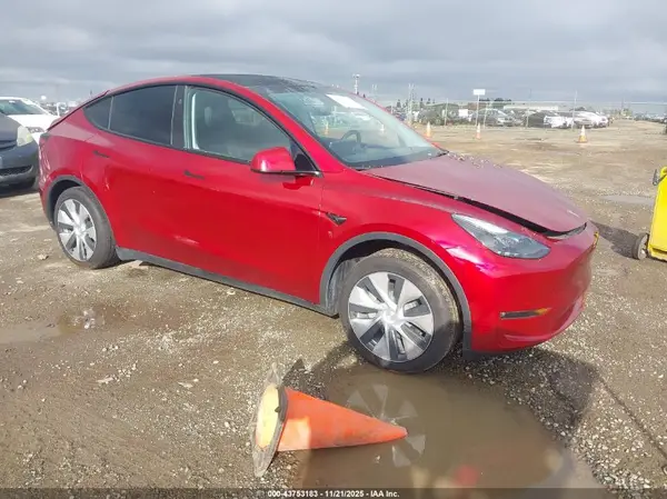 7SAYGDEE6RF989045 2024 TESLA MODEL Y - Image 1