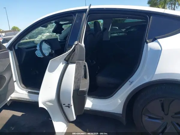 7SAYGDEE6TF356939 2026 TESLA MODEL Y - Image 8