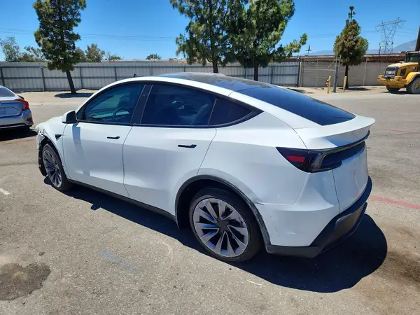 7SAYGDEE6TF577781 2026 TESLA MODEL Y - Image 2