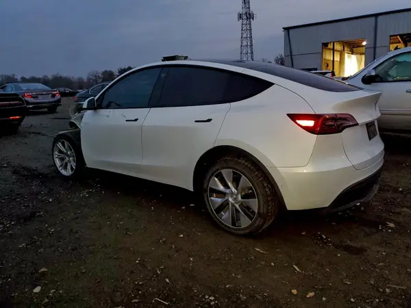 7SAYGDEE7NF308675 2022 TESLA MODEL Y - Image 2