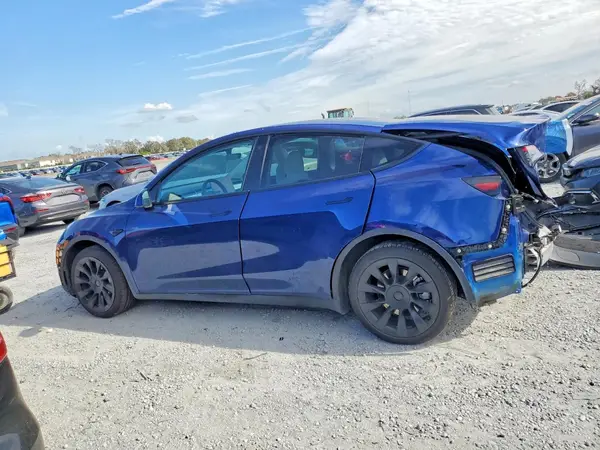 7SAYGDEE7NF330479 2022 TESLA MODEL Y - Image 2
