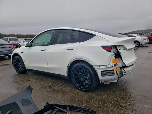 7SAYGDEE7NF338758 2022 TESLA MODEL Y - Image 2