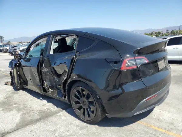 7SAYGDEE7NF352529 2022 TESLA MODEL Y - Image 2