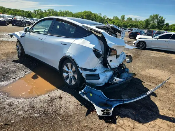 7SAYGDEE7NF364440 2022 TESLA MODEL Y - Image 2